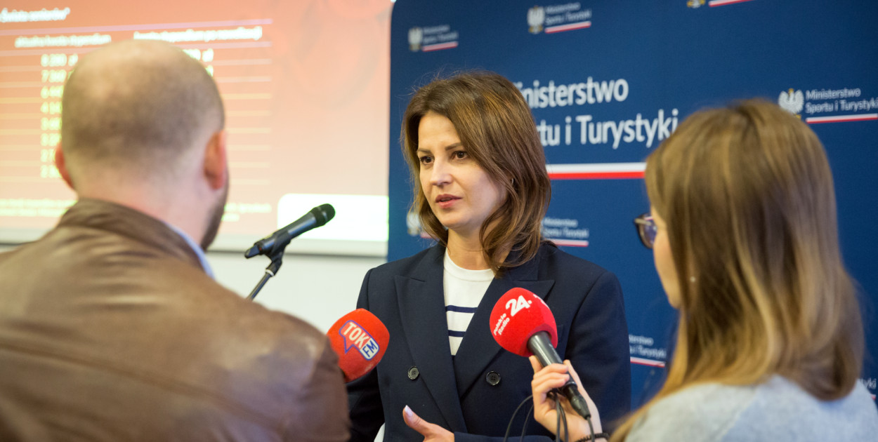 Minister Danuta Dmowska-Andrzejuk podczas briefingu dotyczącego zwiększonych stawek stypendiów dla sportowców. Fot. gov.pl/web/sport
