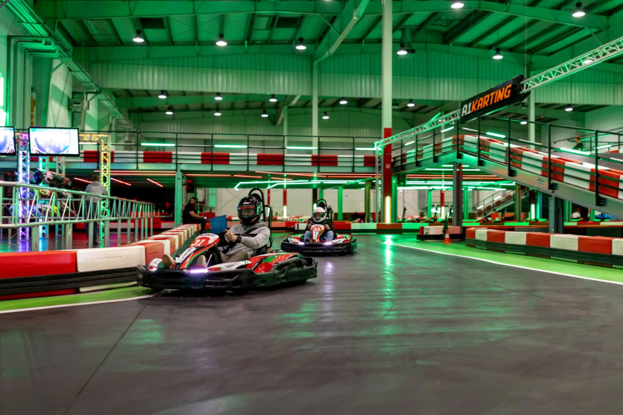 Tor kartingowy A1 Karting w Warszawie przy ul. Annopol - asfaltowa nawierzchnia toru z gokartami - największy tor w Polsce