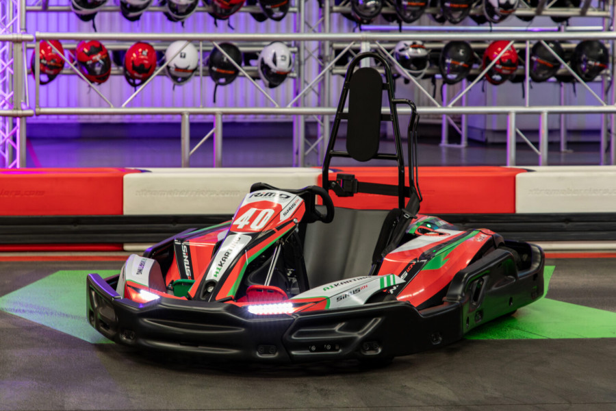 Gokart elektryczny Sodi RSX na torze asfaltowym - widok z boku podczas przyspieszania z zakrętu