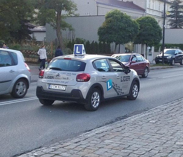 17-latkowie dostaną „prawko”. Nowe przepisy stawiają twarde warunki