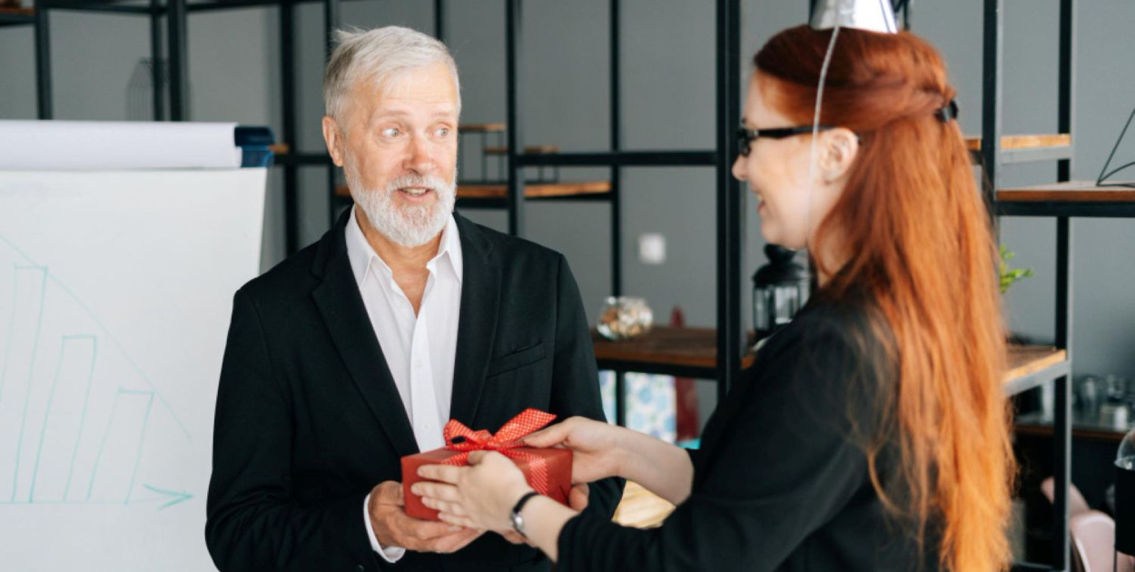 Jak wybrać drobne upominki dla pracowników, które naprawdę sprawią im radość?